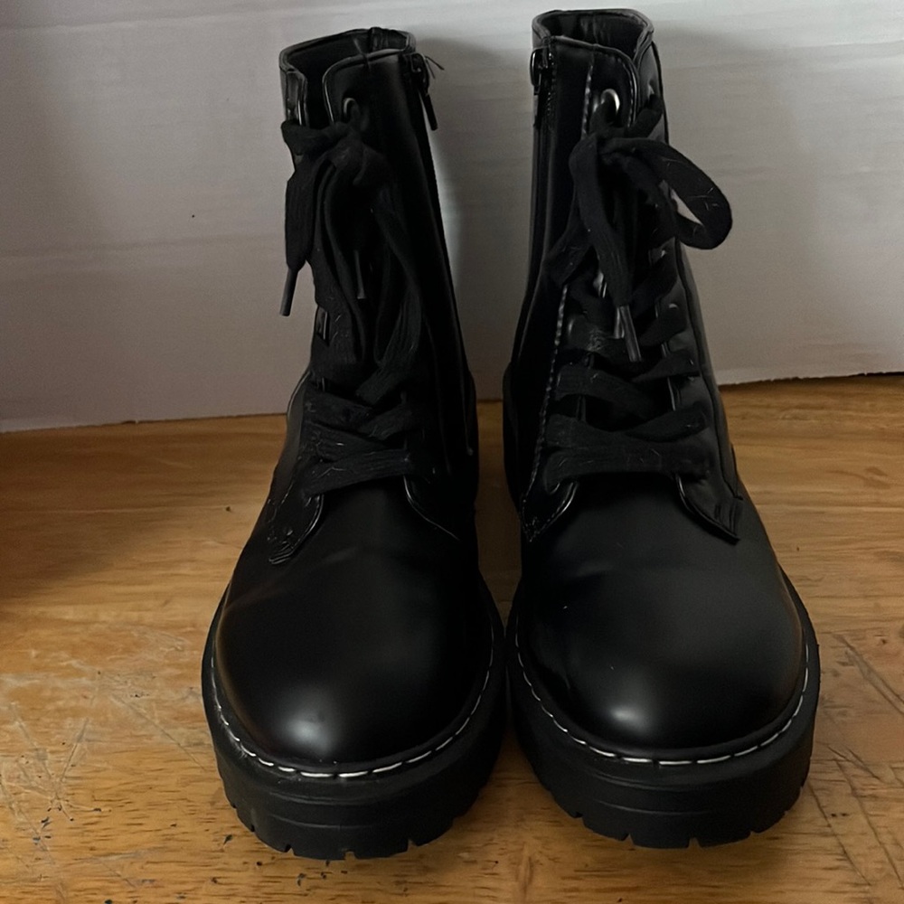 TC KORRI black combat boots, size 8. LIKE NEW